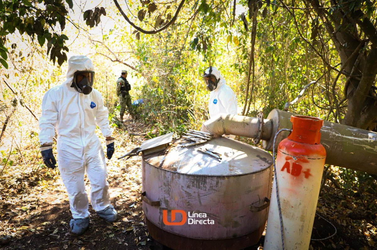 PuroPIXELADO's tweet image. GRAN GOLPE POR PARTE DEL EJÉRCITO MEXICANO AL NARCO!📷📷
El Ejército desmantelo una red de #laboratorios clandestinos y aseguraron más de 1,500 millones de pesos en metanfetamina en Higueras de Abuya, al sur de la Capital #sinaloense.
#EjércitoMexicano #tendencia2025 #AlMomento
