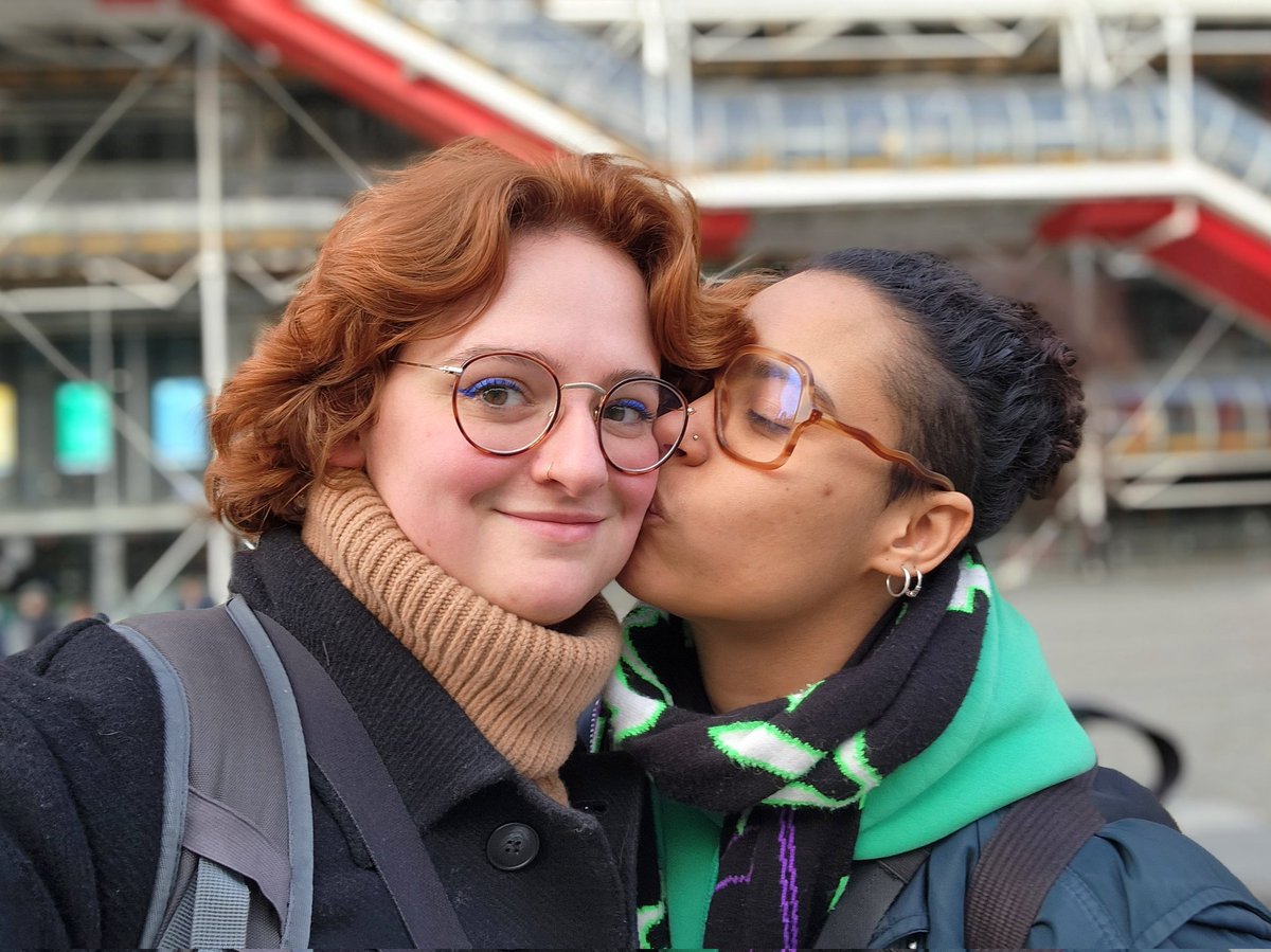 dramathilde's tweet photo. Les lesbiennes de San Junipero à Pompidou 👩🏽‍❤️‍💋‍👩🏻 https://t.co/rYOpikGvfV