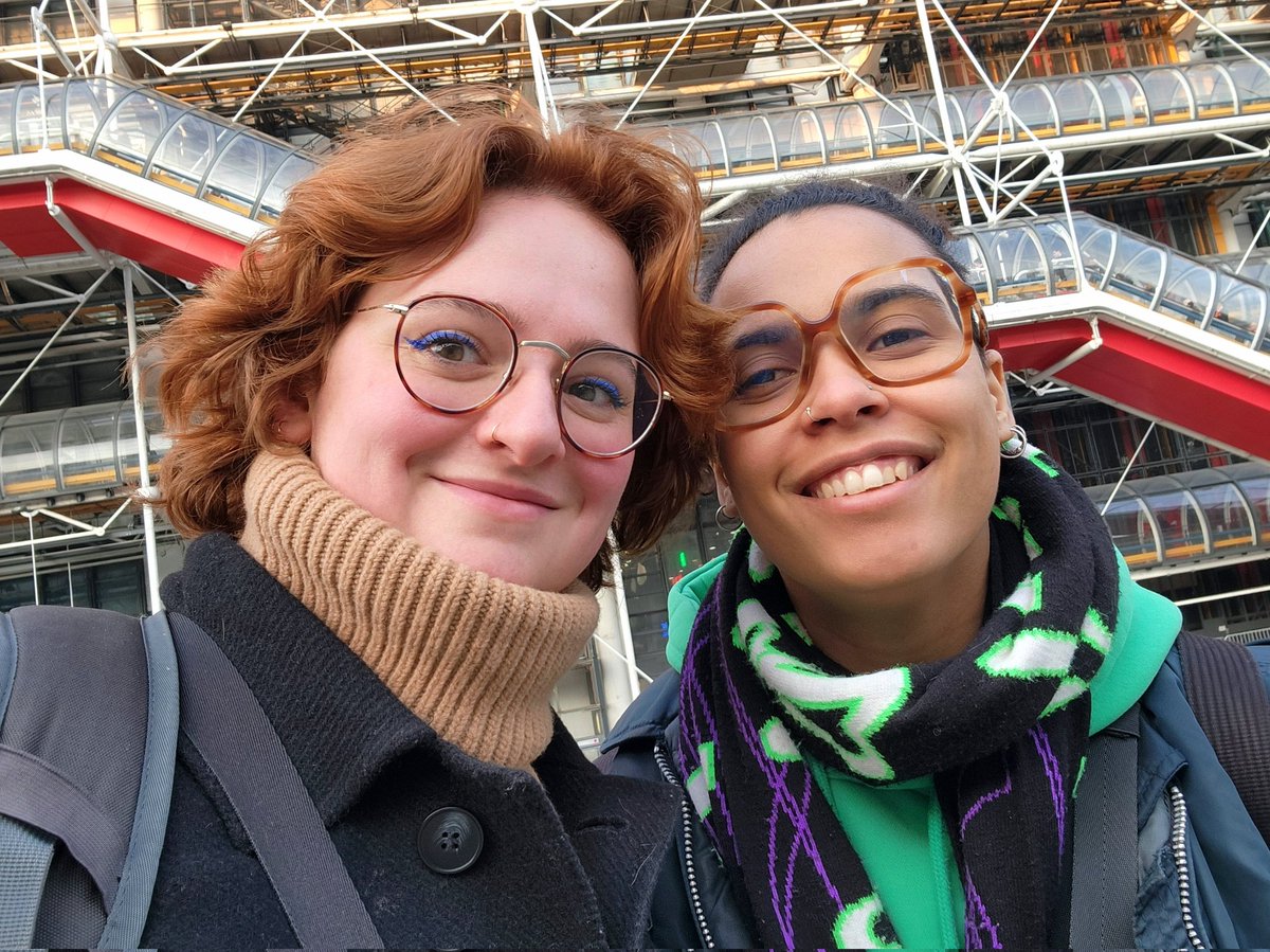 dramathilde's tweet photo. Les lesbiennes de San Junipero à Pompidou 👩🏽‍❤️‍💋‍👩🏻 https://t.co/rYOpikGvfV