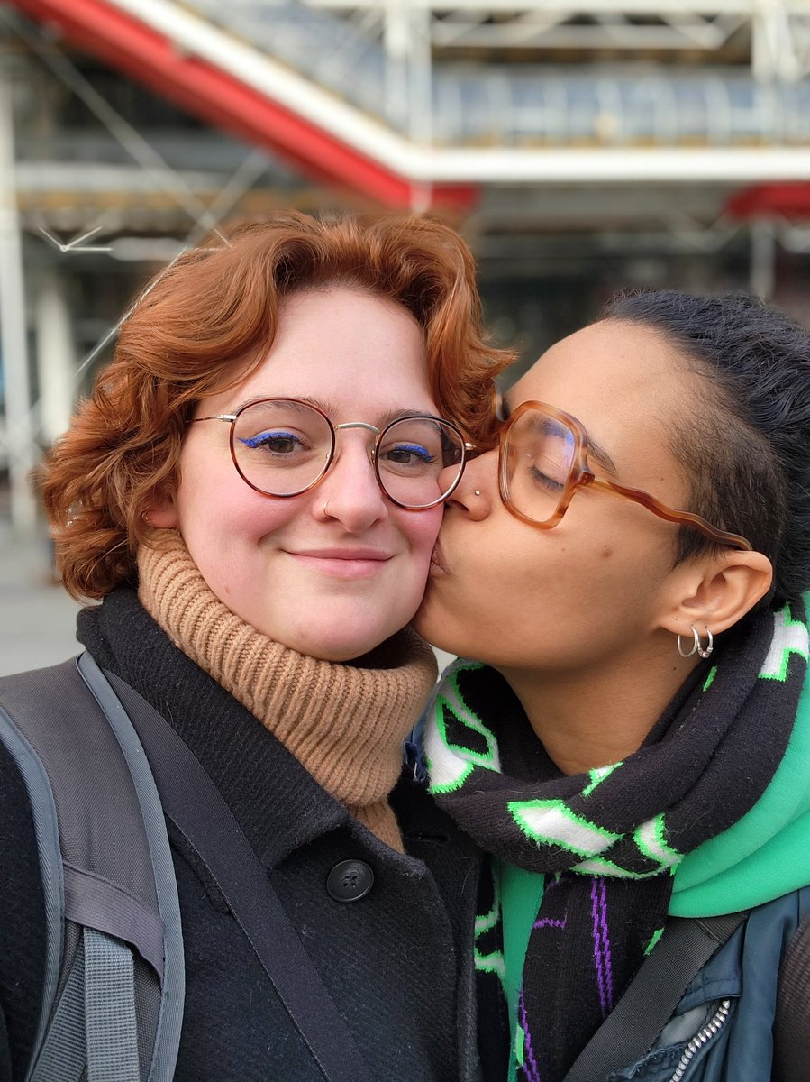 dramathilde's tweet photo. Les lesbiennes de San Junipero à Pompidou 👩🏽‍❤️‍💋‍👩🏻 https://t.co/rYOpikGvfV