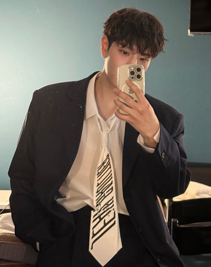 dandy_voice's tweet photo. THE SUIT/MESSY HAIR SEUNGCOMBO IS ACTUALLY DIABOLICAL??? https://t.co/VWs6JPZv7Y