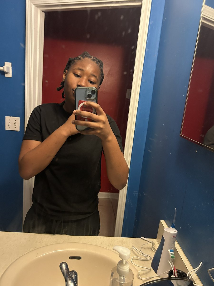 thisisnotshyd's tweet photo. love a good mirror pic https://t.co/qRLbop8twE