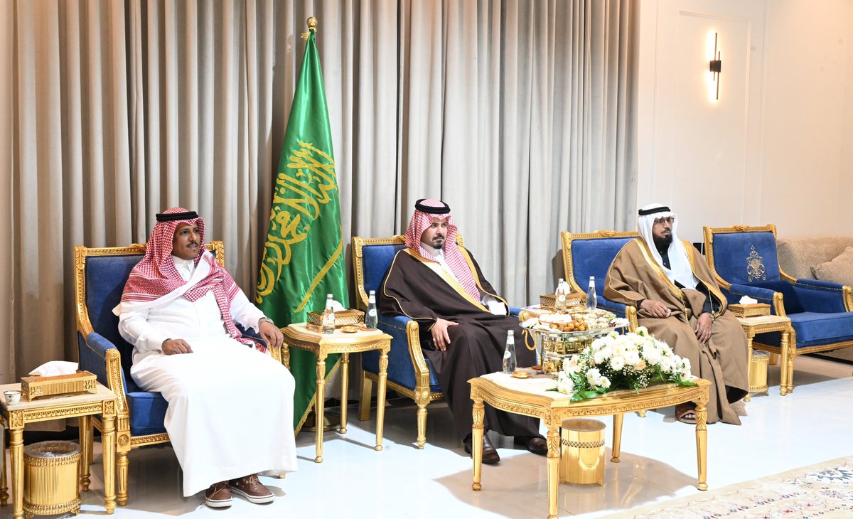 imarat_almadina's tweet photo. خلال زيارة سموه إلى محافظة #المهد..
سمو أمير منطقة #المدينة_المنورة #سلمان_بن_سلطان، يزور شيخ قبيلة الرحامين من الشلالحة من مطير أهالي قرية الصلحانية، الشيخ نادر بن صمدان الرحيمي. https://t.co/h0rXEPtRwu