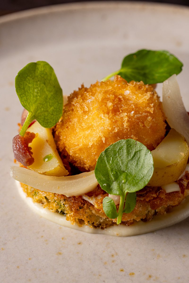 EtchFood's tweet image. 🆕️ New Egg Course🥚

Our new dish features a crispy Clarence Court Burford Brown egg yolk, paired with smoked duck ham, crispy chicken skin, chicken fat brioche, ratte potato, pickled onions, and watercress. A balance of rich, crispy, and tangy notes 😍