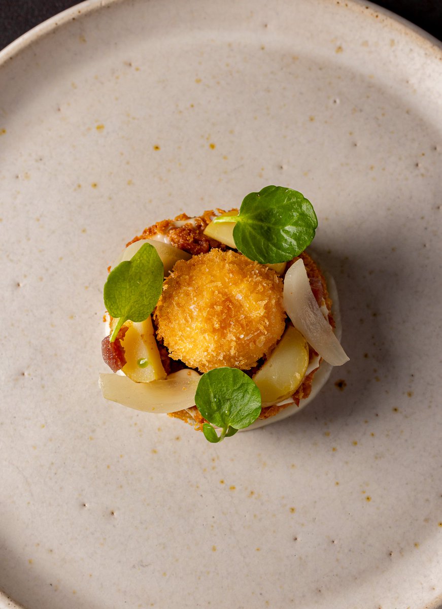 EtchFood's tweet image. 🆕️ New Egg Course🥚

Our new dish features a crispy Clarence Court Burford Brown egg yolk, paired with smoked duck ham, crispy chicken skin, chicken fat brioche, ratte potato, pickled onions, and watercress. A balance of rich, crispy, and tangy notes 😍