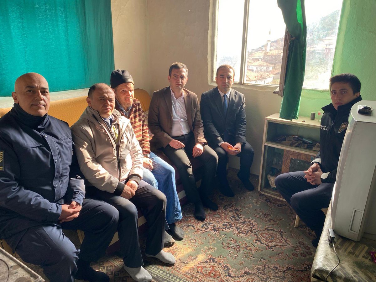 oguzlargovtr's tweet photo. 📍Kızılcapelit Mahallesi
Kaymakamımız Sn. Tayfun Yılmaz, İlçe Jandarma Komutanı Sn. Murat Okur, İlçe Emniyet Amiri Sn. Osman Esad Çelik, Birlik Müdürü Sn. Ali Kıdak ve SYDV Personeli ile birlikte, İlçemizde ikamet eden yaşlılılarımıza hane ziyareti gerçekleştirdi. https://t.co/uRIOm5wKqP