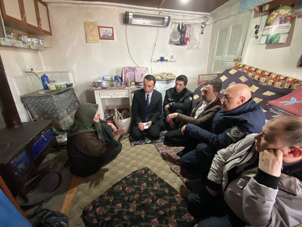 oguzlargovtr's tweet photo. 📍Kızılcapelit Mahallesi
Kaymakamımız Sn. Tayfun Yılmaz, İlçe Jandarma Komutanı Sn. Murat Okur, İlçe Emniyet Amiri Sn. Osman Esad Çelik, Birlik Müdürü Sn. Ali Kıdak ve SYDV Personeli ile birlikte, İlçemizde ikamet eden yaşlılılarımıza hane ziyareti gerçekleştirdi. https://t.co/uRIOm5wKqP