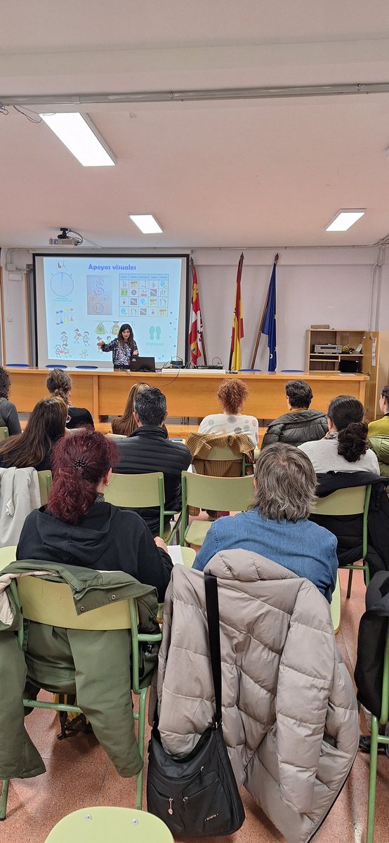 IES_Ribera's tweet photo. Esta tarde nos hemos sentado docentes de la ESO, Bachillerato y Ciclos con La Asociación de Autismo de Valladolid (El Corro) para conocer mejor qué necesidades tienen nuestro alumnado con autismo y cómo atenderles mejor en el día a día 🧩#autismo #atencionaladiversidad #formaci https://t.co/jwnSQtSILY