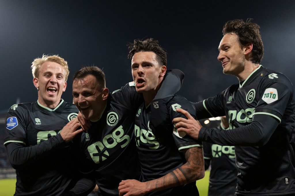 Ronald_fcg's tweet photo. Wat een geweldige avond in Tilburg! Een hele belangrijke 3-1 overwinning op Willem II. Een heerlijke sfeer 90 minuten lang in het uitvak! Op naar FC Twente thuis over 2 weken. #wilGRO #GROtwe #lowej #comeonfcg #wijzijngroningen #awaydaysarethebestdays #trotsopdeploeg 💚 https://t.co/WQ4EdQYnre