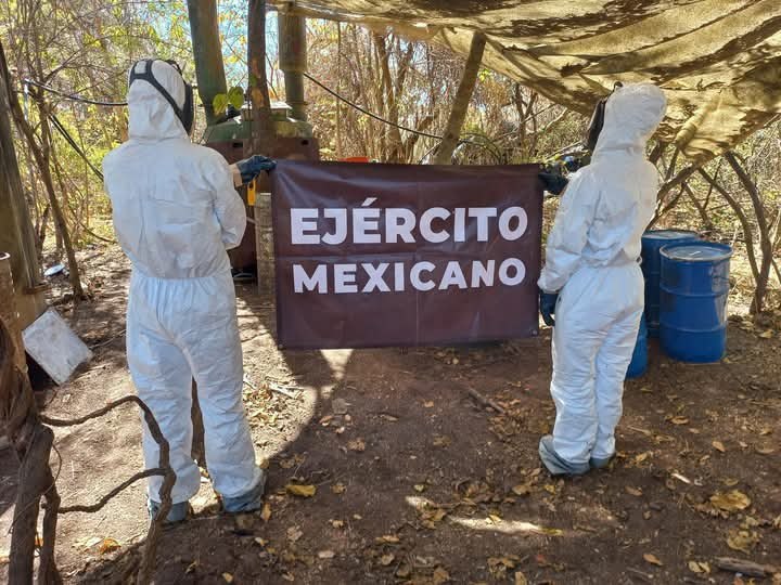PuroPIXELADO's tweet image. GRAN GOLPE POR PARTE DEL EJÉRCITO MEXICANO AL NARCO!📷📷
El Ejército desmantelo una red de #laboratorios clandestinos y aseguraron más de 1,500 millones de pesos en metanfetamina en Higueras de Abuya, al sur de la Capital #sinaloense.
#EjércitoMexicano #tendencia2025 #AlMomento