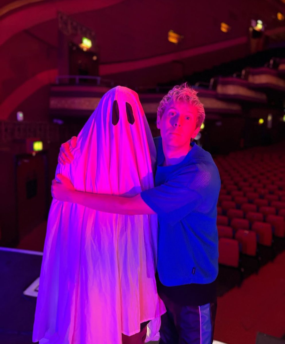 glowbugs_'s tweet photo. omg are they hUGGING https://t.co/JcbHBkUdgP