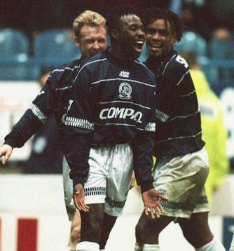 thesoccerdemic's tweet photo. #OnThisDay in 9️⃣6️⃣ Greg Goodridge scored his 1️⃣st #PremierLeague goal🙌🏾 
⚽️The 81st min sub settled the match on 87mins for #QPR vs #SWFC in a 3-1 away win🔥
🌎He became the league's 1️⃣st Barbadian🇧🇧 international goalscorer✨️ #BajanTridents
🎥 @OTD_PL
https://t.co/23slfHigY0 https://t.co/rQAXosK4Ah