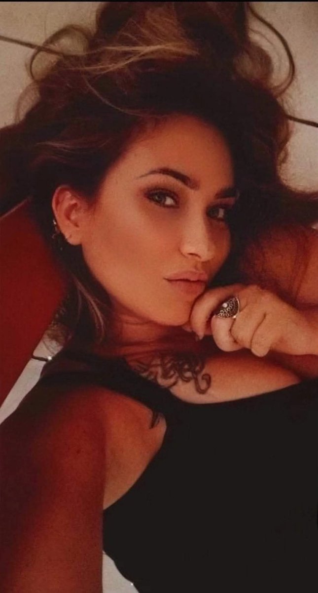 cgiancaspro48's tweet photo. “Non sono perfetta. E non voglio esserlo.
Neanche un bruco è perfetto ma alla fine 
si trasforma in farfalla.
Voglio essere me stessa, con le mie fragilità,
i miei sbagli, i miei sogni, la mia sensibilità,
le mie tante imperfezioni.
Delicata come una farfalla, ma sempre capace di spiccare il volo ”
  🦋