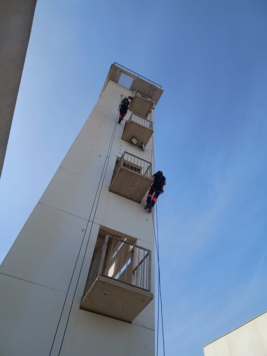 cpbmalaga's tweet photo. 📚Arranca la #formación práctica por grupos de los nuevos bomberos del #CPBMálaga🧑🏼‍🚒

📸Este lunes:
✔️Búsqueda y rescate en estructuras colapsadas y Rescate en altura, #Estepona 
✔️Rescate Acuático, #Colmenar 
✔️Hidráulica básica, #Mollina (Parque #Antequera) 

@diputacionMLG https://t.co/aXkIXT86H9