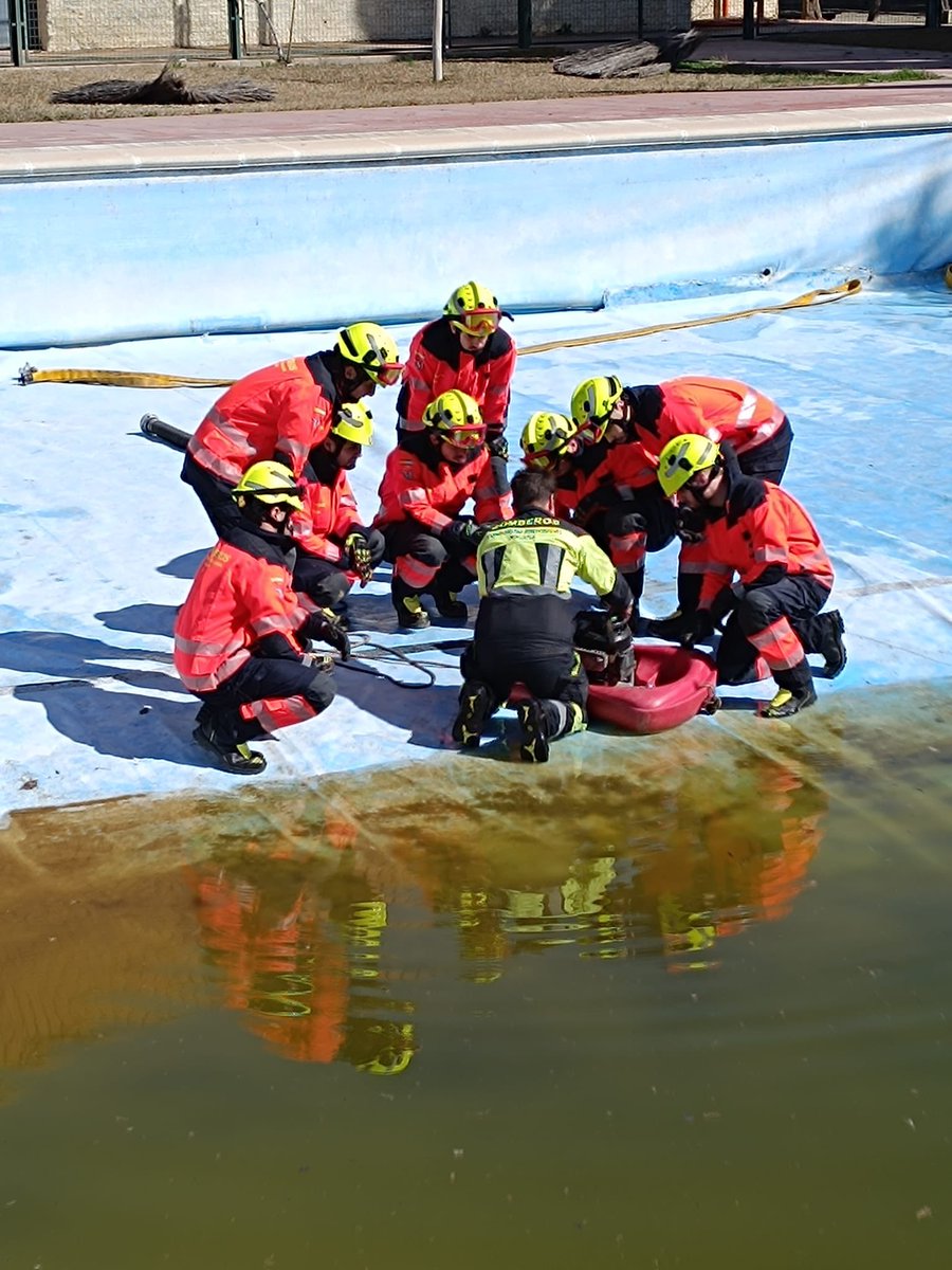 cpbmalaga's tweet photo. 📚Arranca la #formación práctica por grupos de los nuevos bomberos del #CPBMálaga🧑🏼‍🚒

📸Este lunes:
✔️Búsqueda y rescate en estructuras colapsadas y Rescate en altura, #Estepona 
✔️Rescate Acuático, #Colmenar 
✔️Hidráulica básica, #Mollina (Parque #Antequera) 

@diputacionMLG https://t.co/aXkIXT86H9