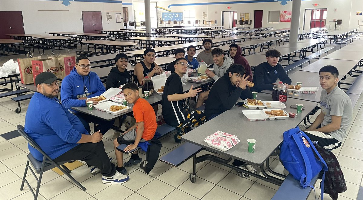 SE_EagleHoops's tweet photo. San Eli Hoops pre-playoff lunch! Nothing better than some Canes! Some family bonding before we hit the hardwood tomorrow! #BuildYourTarget #Familia @Agon9494 @Johnnytapia2005 @JeBarra22 @TroyEnriquezSE @SanEliAthletics @SanElizarioISD https://t.co/tedsiYPvun