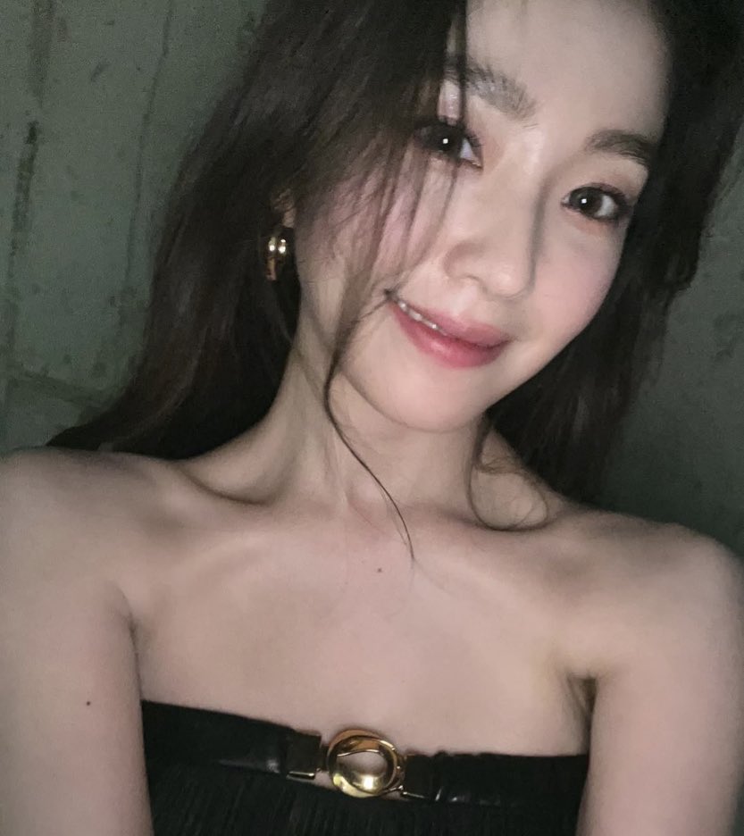 jpgirene's tweet photo. “thank god you’re not a photocard” selcas https://t.co/VuCfpuDfDM