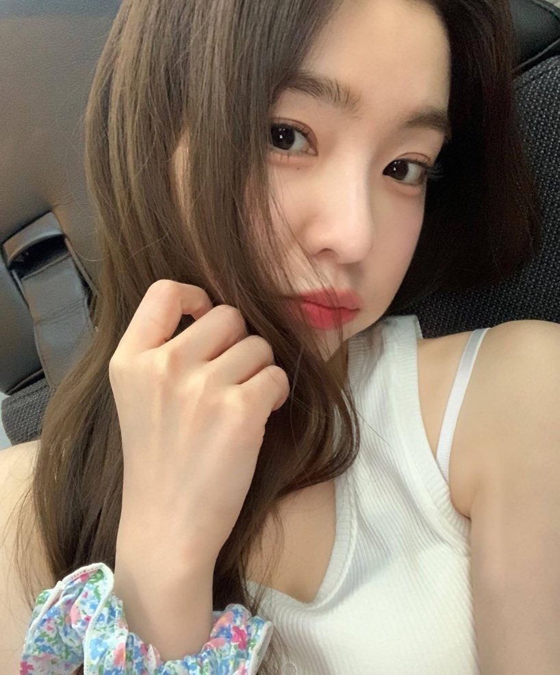 jpgirene's tweet photo. “thank god you’re not a photocard” selcas https://t.co/VuCfpuDfDM