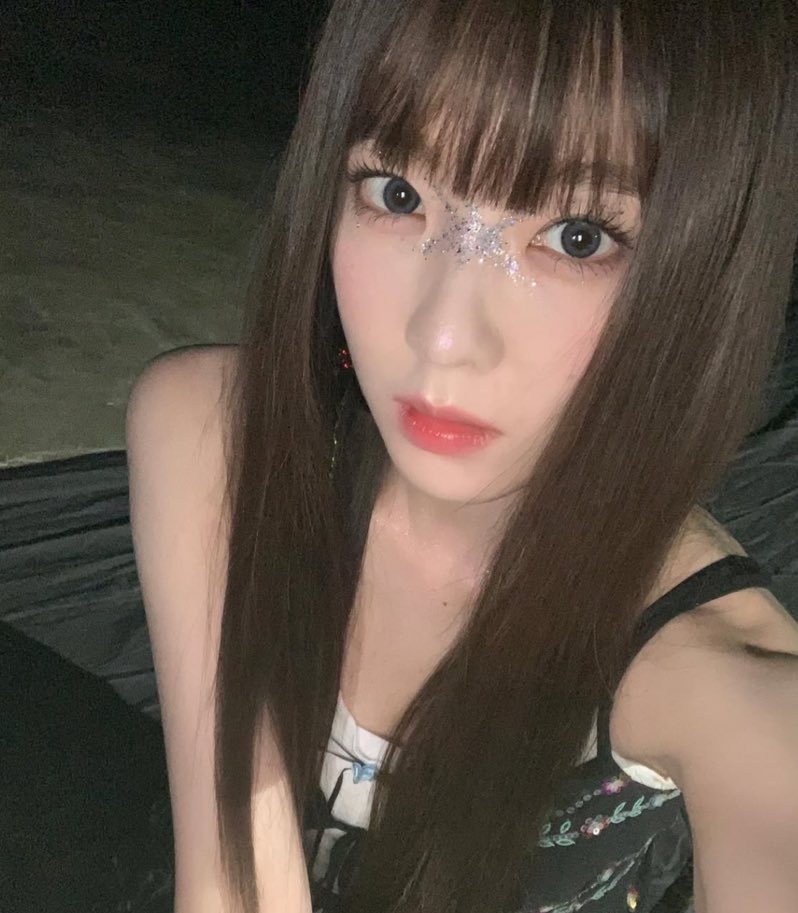 jpgirene's tweet photo. “thank god you’re not a photocard” selcas https://t.co/VuCfpuDfDM