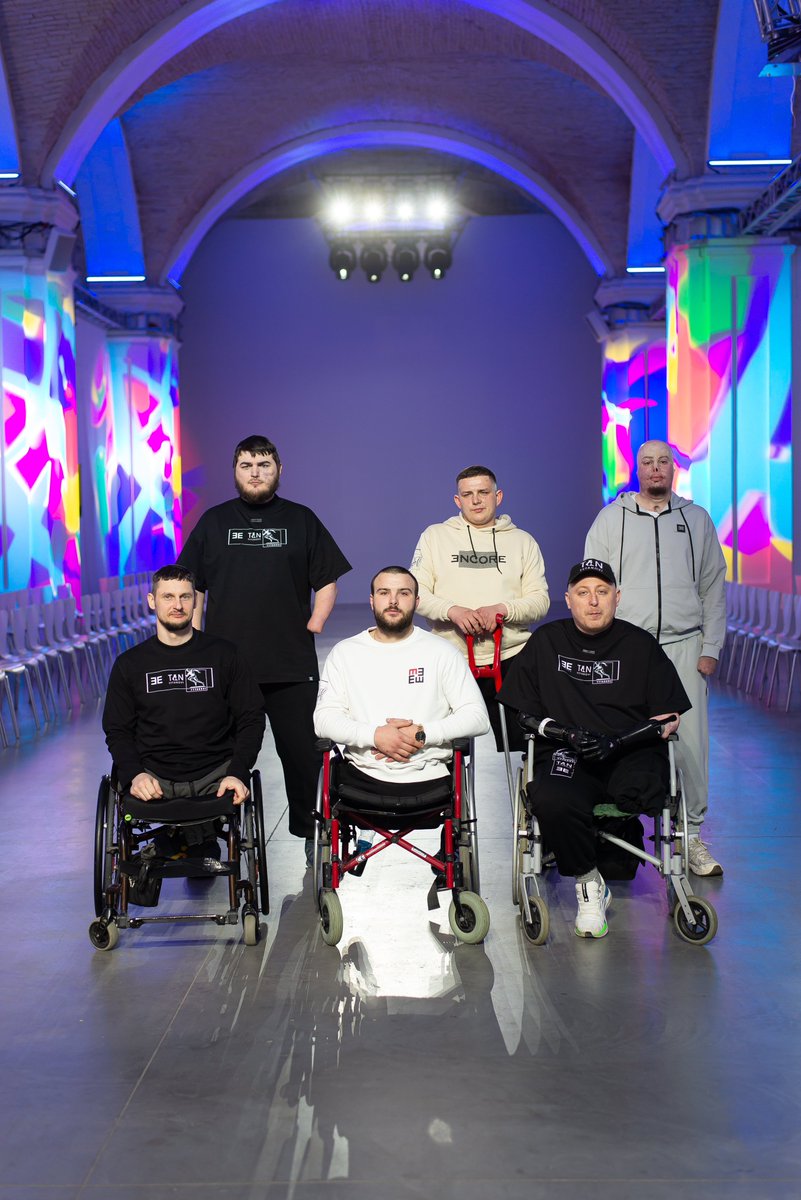tytanovirehab's tweet photo. 📸 Фотозвіт: TYTANOVI на Ukrainian Fashion Week!

Наші незламні Герої з @tytanovirehab вийшли на подіум Ukrainian Fashion Week, доводячи, що стиль, сила духу та відвага – це про них! 🦾

Ветерани, які втратили кінцівки, але не втратили жагу до життя, стали частиною масштабного модного шоу.

💙💛 Дякуємо організаторам за підтримку, а всім, хто був на події – за овації та теплі слова. Разом змінюємо уявлення про силу, моду та життя після війни!

🔗 Також долучайтеся до збору на титанові імпланти: https://t.co/dNDEDJYH6J

✅ Донат від 300 грн – шанс виграти автомобіль ZEEKR 7X!
✅ Донат від 100 грн + репост цього посту в сторіс з активним посиланням – шанс виграти iPhone 16 Pro Max!
✅ Три донати по 100 грн – шанс виграти авто та iPhone 16 Pro Max!

#TYTANOVI #UkrainianFashionWeek #ДопоможиГероям #Протезування #СилаДуху #Україна