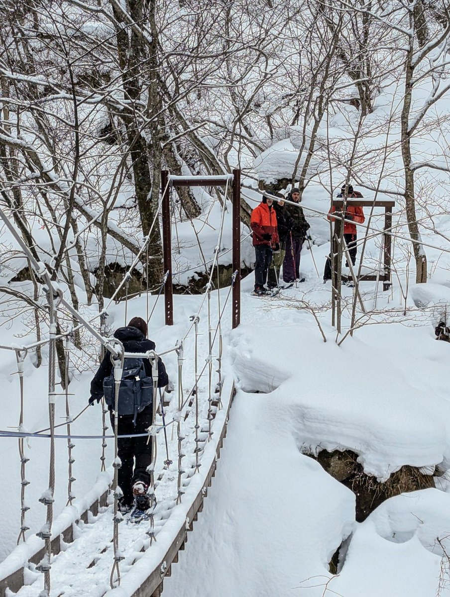 今年はまた寒い日が訪れて冬の力が強くなりそうですね。

#根子岳山荘　#米子大瀑布　#氷瀑