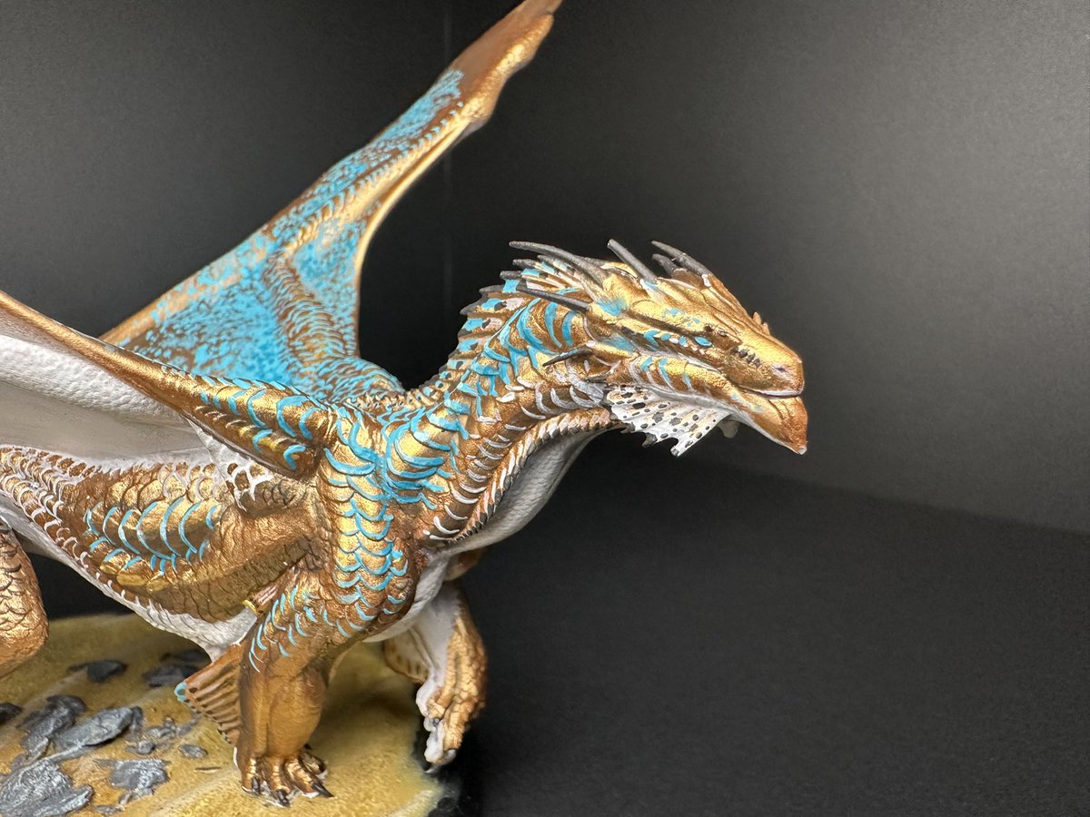 LadyZephyra's tweet image. I wanna start sharing my painted dnd minis. Here’s my shot at the new bronze dragon. I tried my best to accurately recreate the reference color pattern. More down below