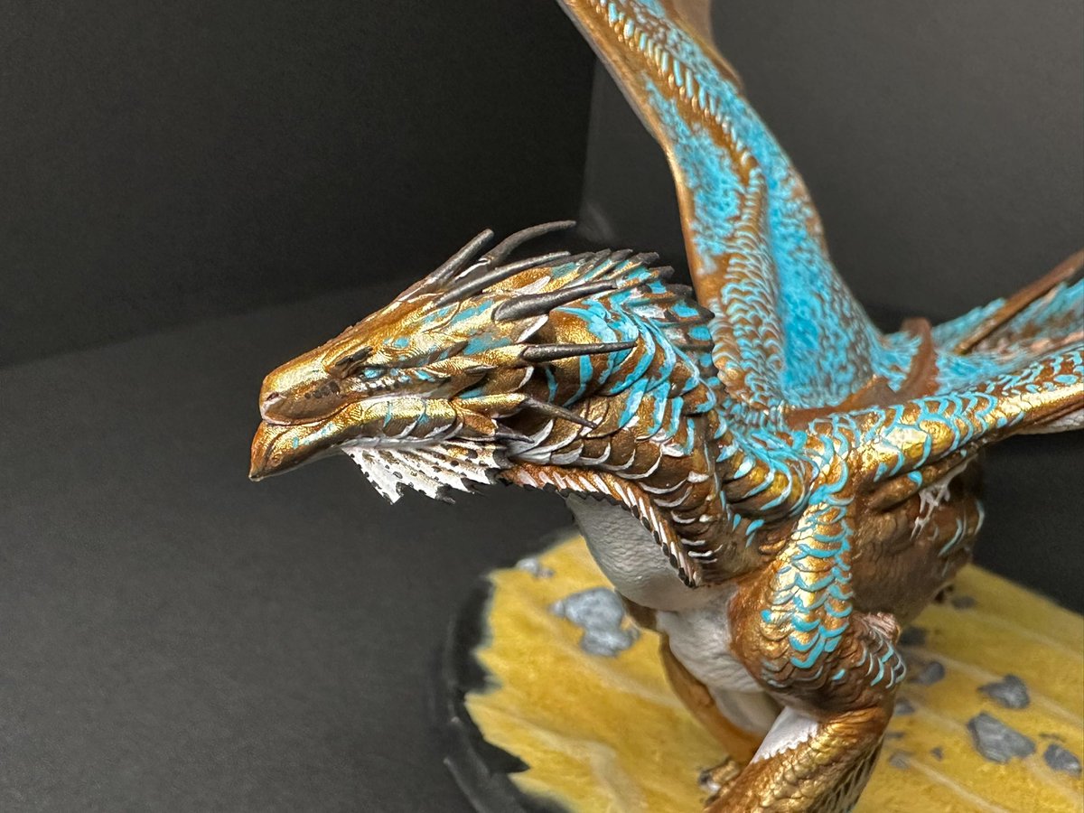 LadyZephyra's tweet image. I wanna start sharing my painted dnd minis. Here’s my shot at the new bronze dragon. I tried my best to accurately recreate the reference color pattern. More down below