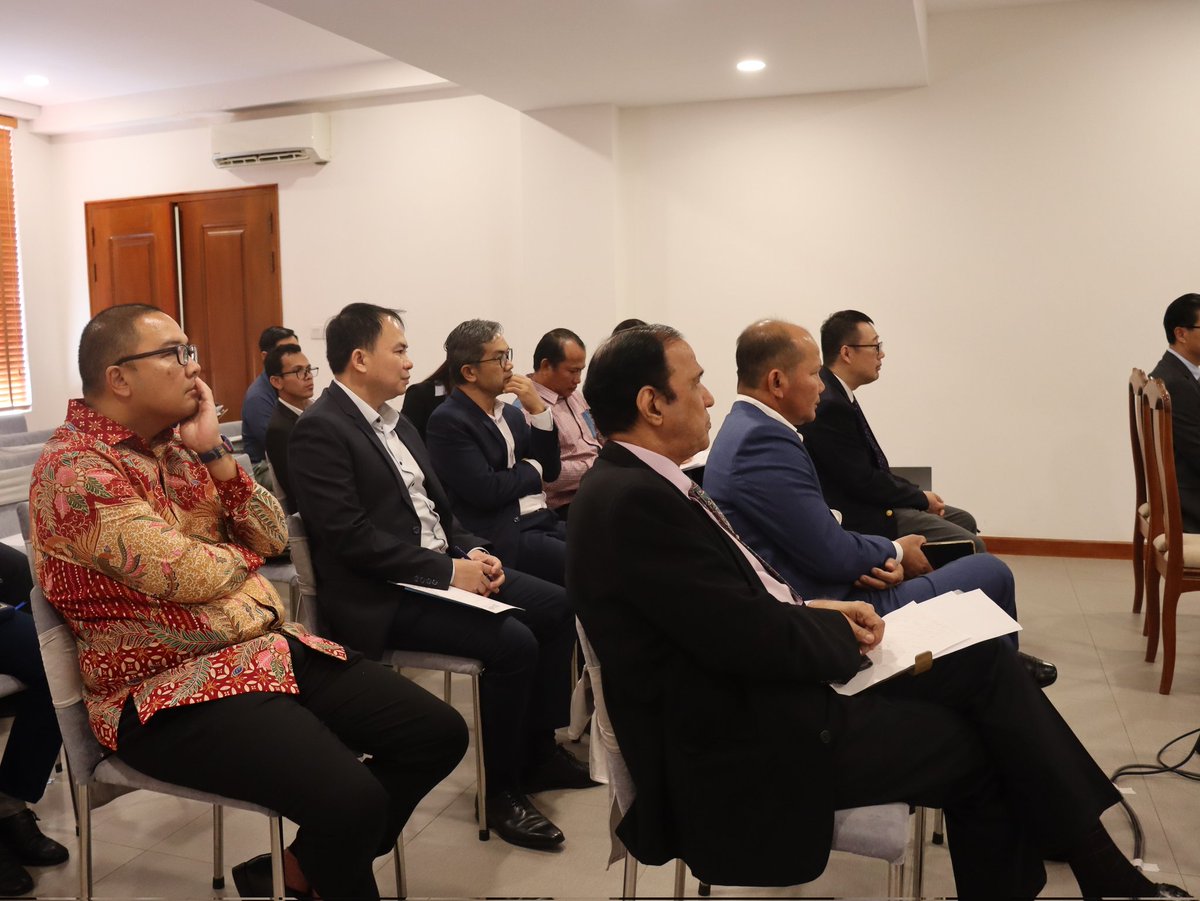 vision_asian's tweet photo. key Cambodian foreign policy experts and policy analysists, members of diplomatic corps, academia and scholarly community. The event went well with active and engaging discussions on key issues relevant to US-China relations and implications for ASEAN and particularly for https://t.co/Thi0Y7ecdK