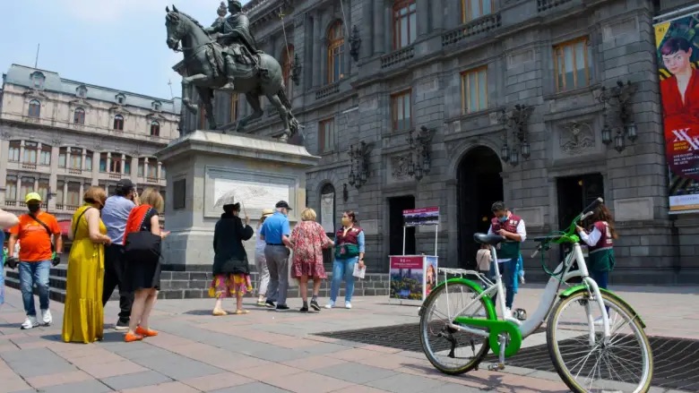 CÁPTALO (@captalomx) on Twitter photo De acuerdo a los datos revelados al <a href="/GobCDMX/">Gobierno de la Ciudad de México</a> , la mayoría de los turistas que utilizan #Airbnb en la #CDMX son nacionales y no extranjeros. La #NuevaLeyTurismo no es contra la gentrificación, es contra el turismo.
<a href="/vromog/">Victor Romo</a> <a href="/juanrubiog/">Juan Rubio Gualito</a> <a href="/PabloTrejoIzt/">PabloTrejoIzt</a> <a href="/AAtaydeR/">Andrés Atayde</a> <a href="/Liz_SalgadoV/">Liz Salgado Viramontes</a> De acuerdo a los datos revelados al <a href="/GobCDMX/">Gobierno de la Ciudad de México</a> , la mayoría de los turistas que utilizan #Airbnb en la #CDMX son nacionales y no extranjeros. La #NuevaLeyTurismo no es contra la gentrificación, es contra el turismo.
<a href="/vromog/">Victor Romo</a> <a href="/juanrubiog/">Juan Rubio Gualito</a> <a href="/PabloTrejoIzt/">PabloTrejoIzt</a> <a href="/AAtaydeR/">Andrés Atayde</a> <a href="/Liz_SalgadoV/">Liz Salgado Viramontes</a>