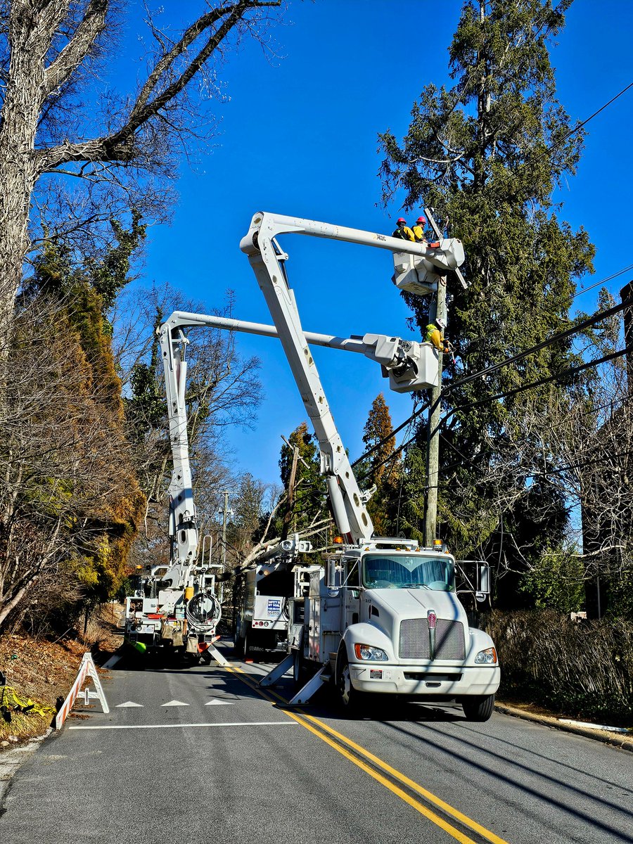 PECOconnect's tweet image. All available field personnel are focused on responding to outages to safely restore service to our customers. Crews will be coming from as far away as Canada, and from our sister utility @ComEd, to support storm restoration efforts. 🔗 peco.com/outages