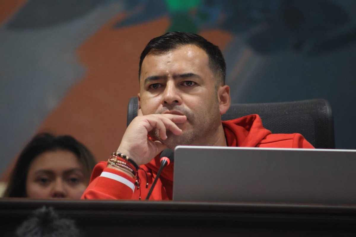 Me han preguntado sobre el agendamiento de la Reforma a la Salud. Mi respuesta es clara: agendarla y discutirla. No nos podemos dar el lujo de NO debatir proyectos tan importantes para el país. Debatir da la oportunidad de mejorar el texto propuesto por <a href="/GA_Jaramillo/">Guillermo Jaramillo</a>