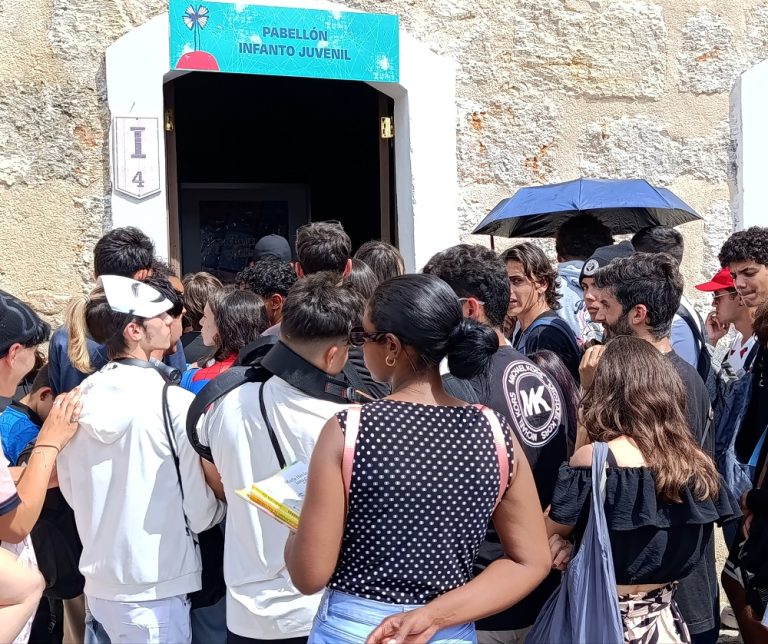 📖#NuevoDossier

📚"Muchas personas llevan en sus manos libros impresos, los hojean, los huelen".

👉Algunas instantáneas que capturan rostros y libros de la 33 FILH.

✍️📸:Thalía Fuentes Puebla👇 lajiribilla.cu/rostros-y-libr…

#FILH2025 #LeerEsCrecer #CubaEsCultura