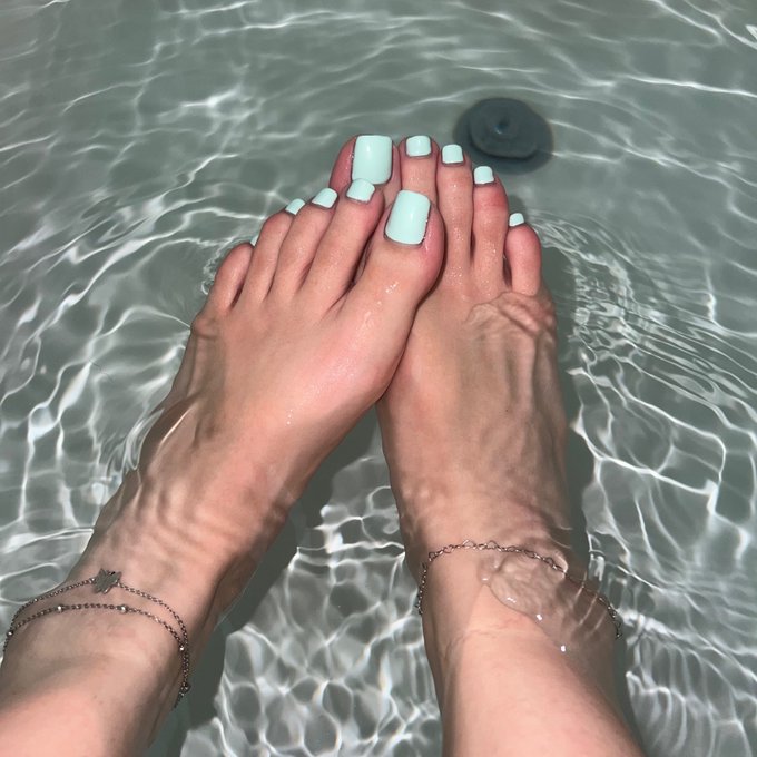 2 pic. Face &amp; feet 🩵😘 https://t.co/nhdic1OPN1