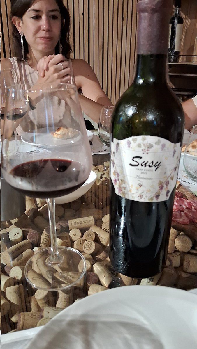 galobasu's tweet image. Este finde en @smallbatchmdq nos dimos el gusto de probar el nuevo vino tope de gama de  la Bodega Humanao, el Susy (blend de malbec y Cabernet Sauvignon), una bomba que te va a sorprender.