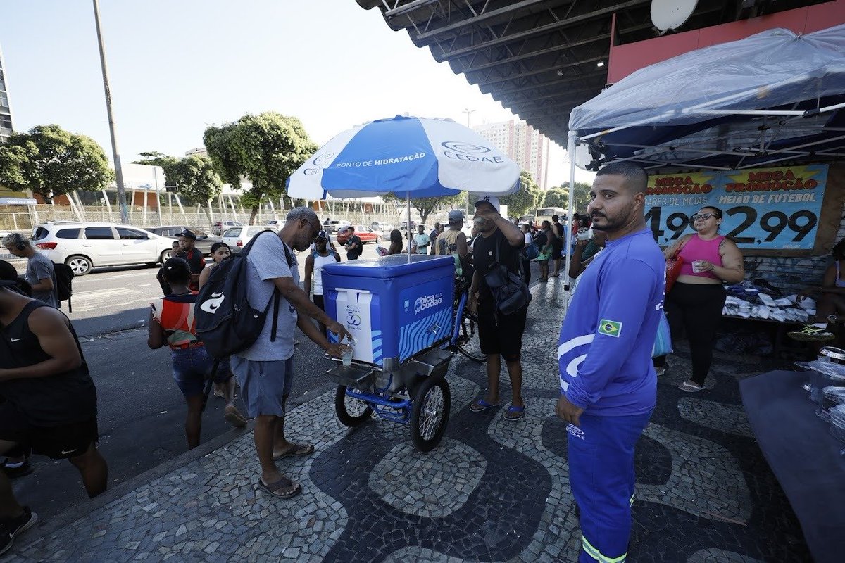 GovRJ's tweet photo. 🎇💧 Com o calor extremo no Rio de Janeiro, a Cedae está distribuindo água gelada de graça em pontos estratégicos da cidade. A ação começou hoje (17/02), às 16h, no Centro, para hidratar trabalhadores na volta pra casa. 

Segue o 🧶 https://t.co/6fHzbHhXaS