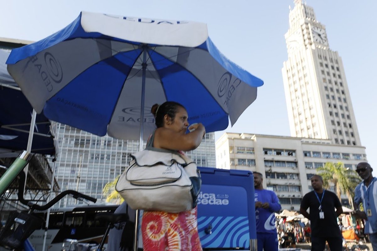 GovRJ's tweet photo. 🎇💧 Com o calor extremo no Rio de Janeiro, a Cedae está distribuindo água gelada de graça em pontos estratégicos da cidade. A ação começou hoje (17/02), às 16h, no Centro, para hidratar trabalhadores na volta pra casa. 

Segue o 🧶 https://t.co/6fHzbHhXaS