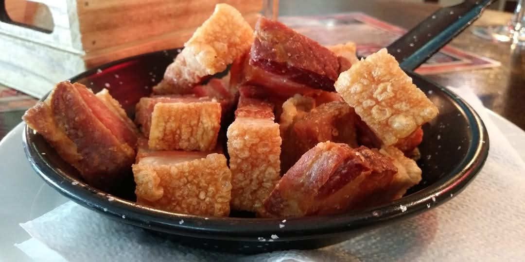 Más vale tarde que nunca #lunes #torreznoday y tras disfrutar de los #verdejos en la mañana y una tarde de #tinta toca la #torreznoterapia de cada lunes con un buen <a href="/TorreznodeSoria/">Torrezno de Soria</a> armonizado con un #Rosado <a href="/DOCigales/">D.O. Cigales</a> #AlLio <a href="/Soriaestademoda/">Soria está de moda</a> <a href="/jantongo/">StAnton</a> <a href="/dmanso73/">David Manso (La Casa de Baco / Wine Rider)✌🏍🍇</a> <a href="/EMorenoSaez/">Embutidos MorenoSaez</a>