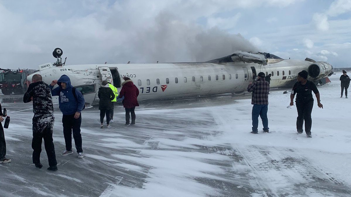 airplusnews's tweet photo. 🔴 Miracle à Toronto 

▫️Aucun décès à bord du CRJ900 de Delta Airlines, accidenté à l’atterrissage.

▫️Au moins 8 blessés.

▫️L’aéroport de Toronto est fermé. https://t.co/07gmTSyxgz