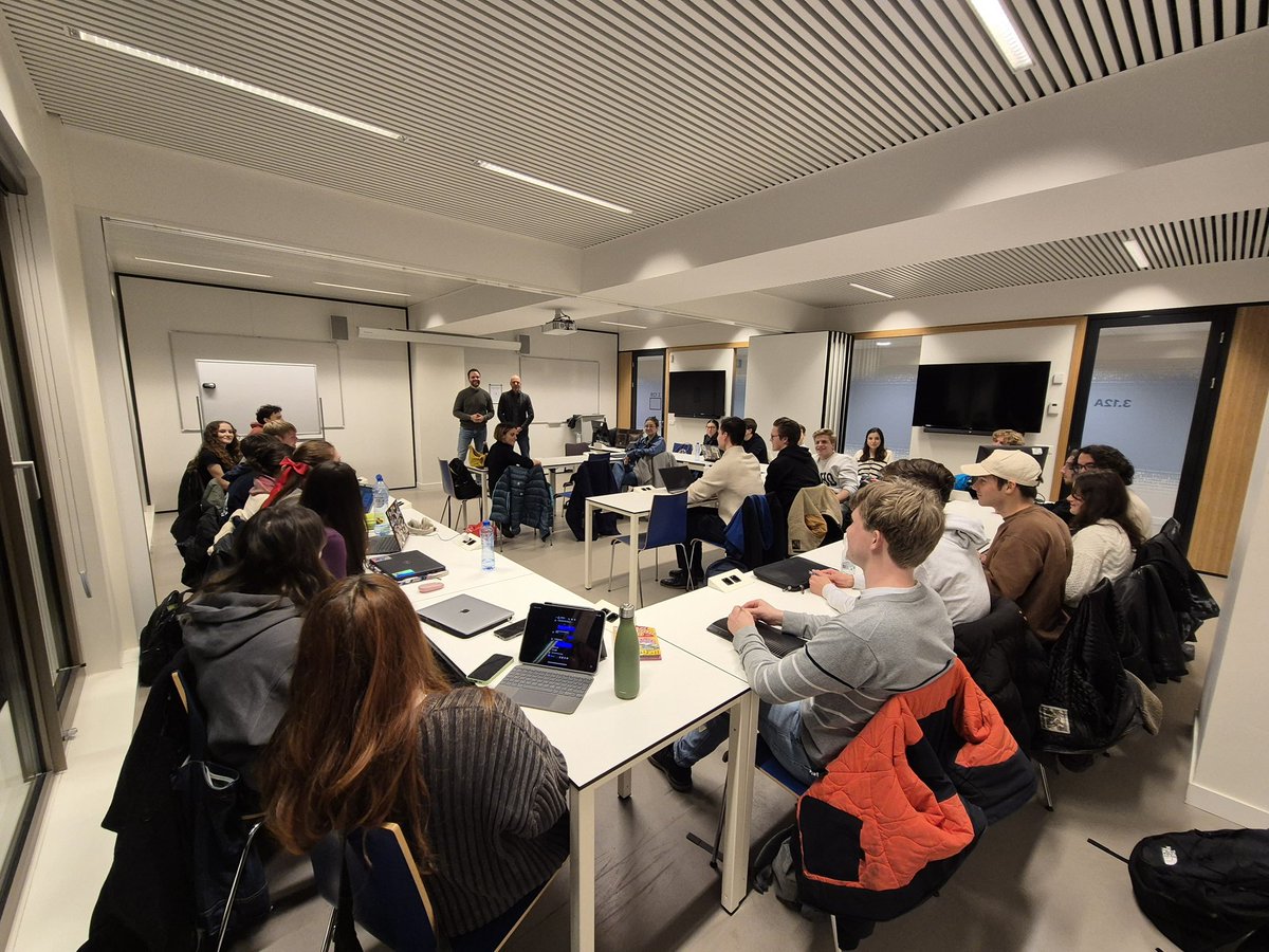 Derk Boswijk (@derkboswijk) on Twitter photo Samen met <a href="/CasperWits/">Casper Wits</a> in gesprek met een groep internationale studenten van <a href="/UniLeiden/">Universiteit Leiden</a> over geopolitiek. Genoeg te bespreken en een erg betrokken groep jongeren! Samen met <a href="/CasperWits/">Casper Wits</a> in gesprek met een groep internationale studenten van <a href="/UniLeiden/">Universiteit Leiden</a> over geopolitiek. Genoeg te bespreken en een erg betrokken groep jongeren!