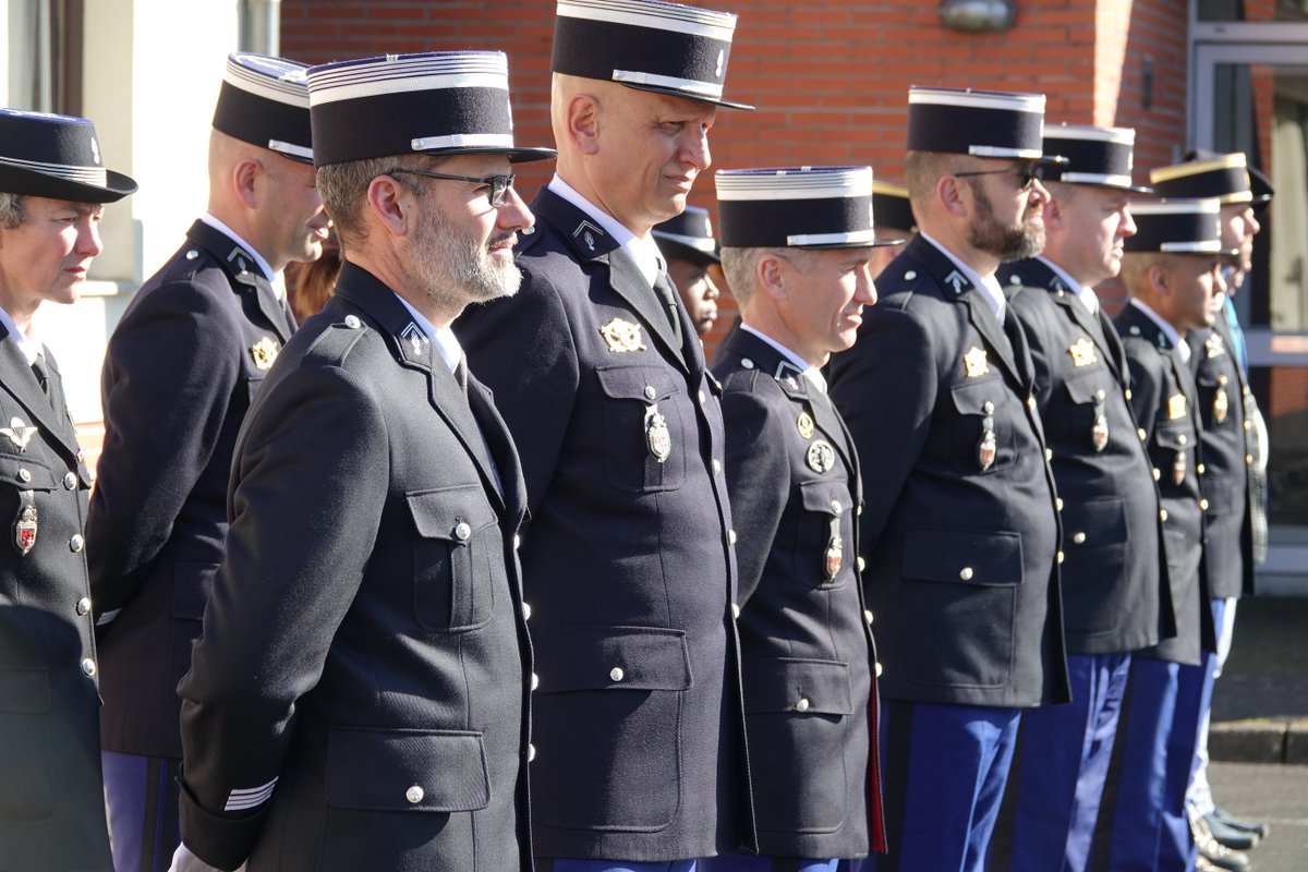 Prefet_15's tweet photo. [#Cérémonie d’hommage aux héros de la gendarmerie - 17/02]
🇫🇷 Philippe Loos, préfet du Cantal, a présidé la cérémonie d'hommage aux militaires de la gendarmerie nationale décédés en 2024, dans l’exercice de leurs fonctions, au sein de l’escadron 18/5 de gendarmerie mobile à Aurillac.
➡ M. le préfet a lu le message d’hommage du ministre de l’Intérieur, en mémoire des 12 gendarmes “qui sont allés au bout de leur engagement au nom de la France, de la République et de ses valeurs.”