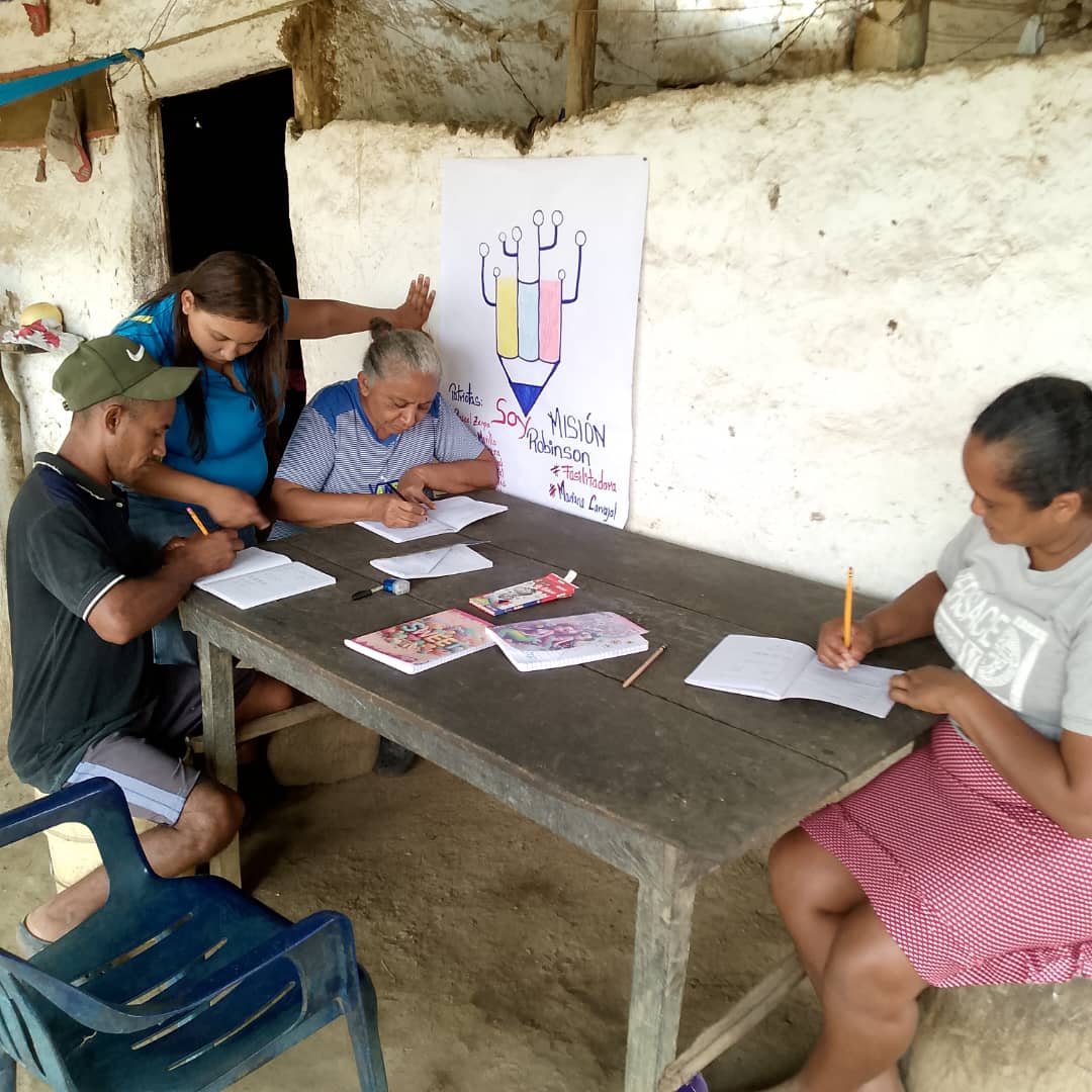 #Hoy|| Misión Robinson Activo Desde la Comunidad  el Lirio Ambiente Guarico El  Lirio ,  Facilitadora Mariana Carvajal, Actividad  Practicando  la Escritura.

<a href="/NicolasMaduro/">Nicolás Maduro</a> 
<a href="/HectoRodriguez/">Héctor Rodríguez C.</a> 
<a href="/Sociabolivarian/">Lilian Oropeza</a> 
<a href="/MisinRobinsonP2/">Misión Robinson</a>
<a href="/guarico_mision/">Misión Robinson_Guarico</a>