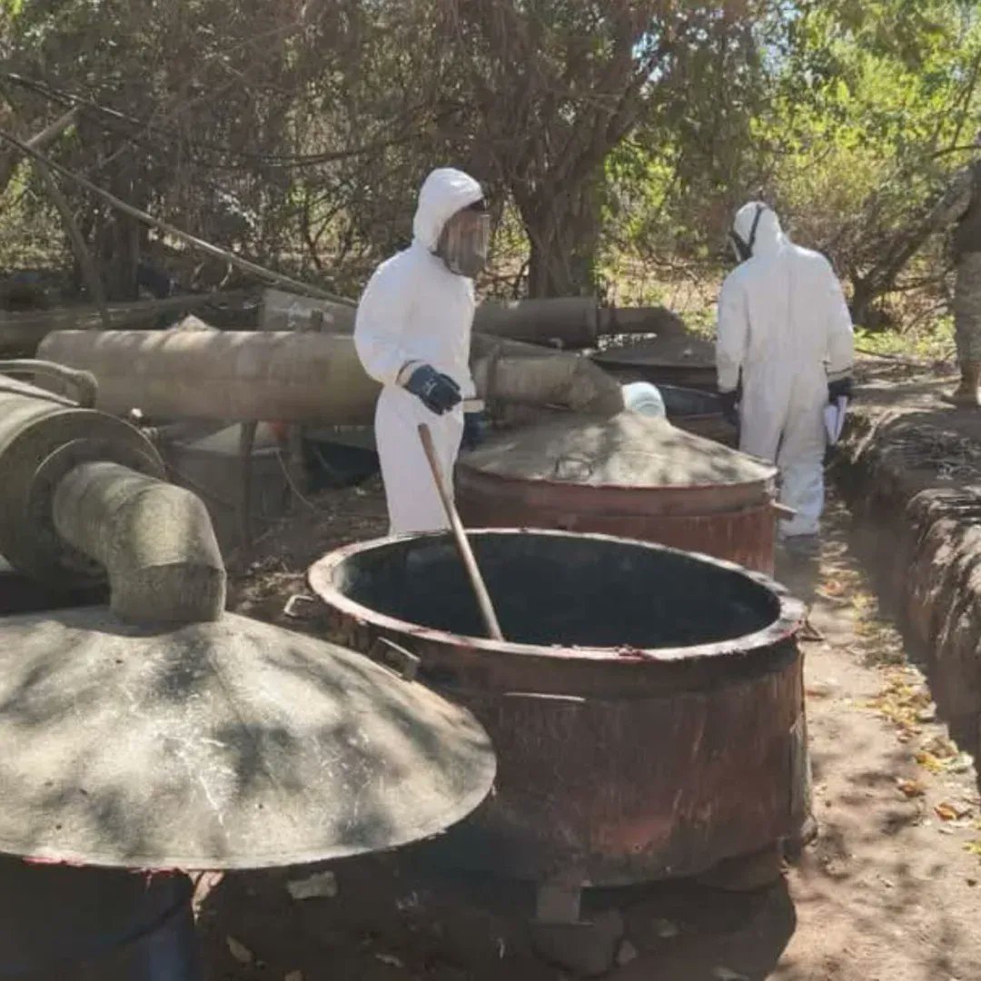 Pur0Culichi's tweet image. LE PEGAN A LA MAYISA🤠🤠🤠
Fuerte Golpe al Narco Desmantelan red de #laboratorios y aseguran más de 1, 500 millones de pesos de #metanfetamina en Higueras de Abuya, al sur de la Capital #sinaloense. #CirculaEnRedes #Sinaloa #culiacan #PaquitaLaDelBarrio #mayitos