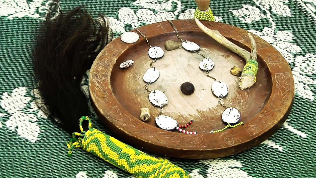 SANTERIA_ACHE's tweet photo. Excelente tarde de #lunes
El tablero de #ifa representa el universo total, representa pasado y  futuro (el presente es solo momentaneo, si algo sucede , ya de por si es pasado), tambien representa cielo y tierra, #Orun y #Aiye, vida y  muerte, y un innumerable de cosas mas. https://t.co/hAipjC87Bv