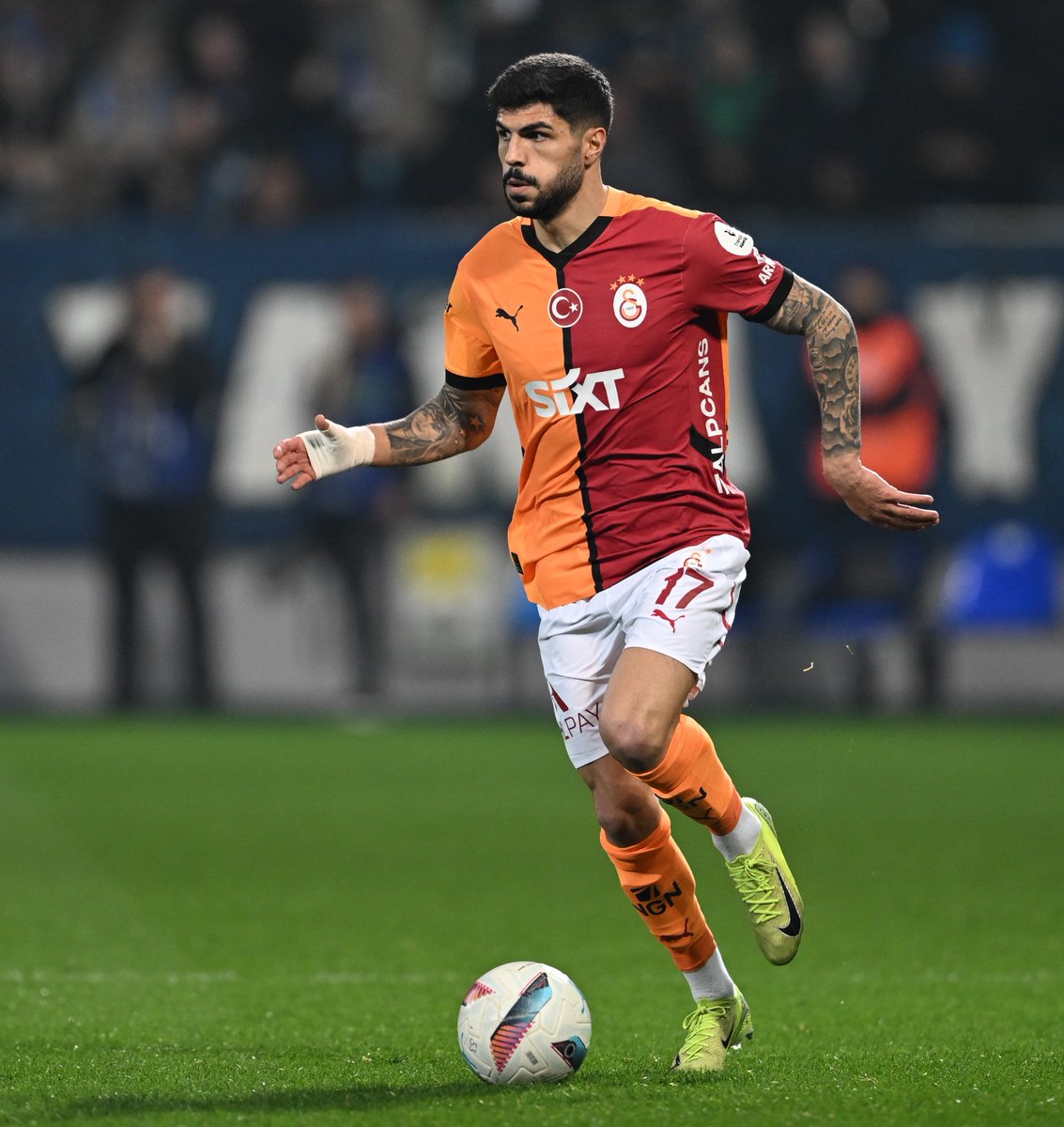 Galatasaray'da Okan Buruk'a kritik soru: 3 futbolcu mu 4 futbolcu mu?