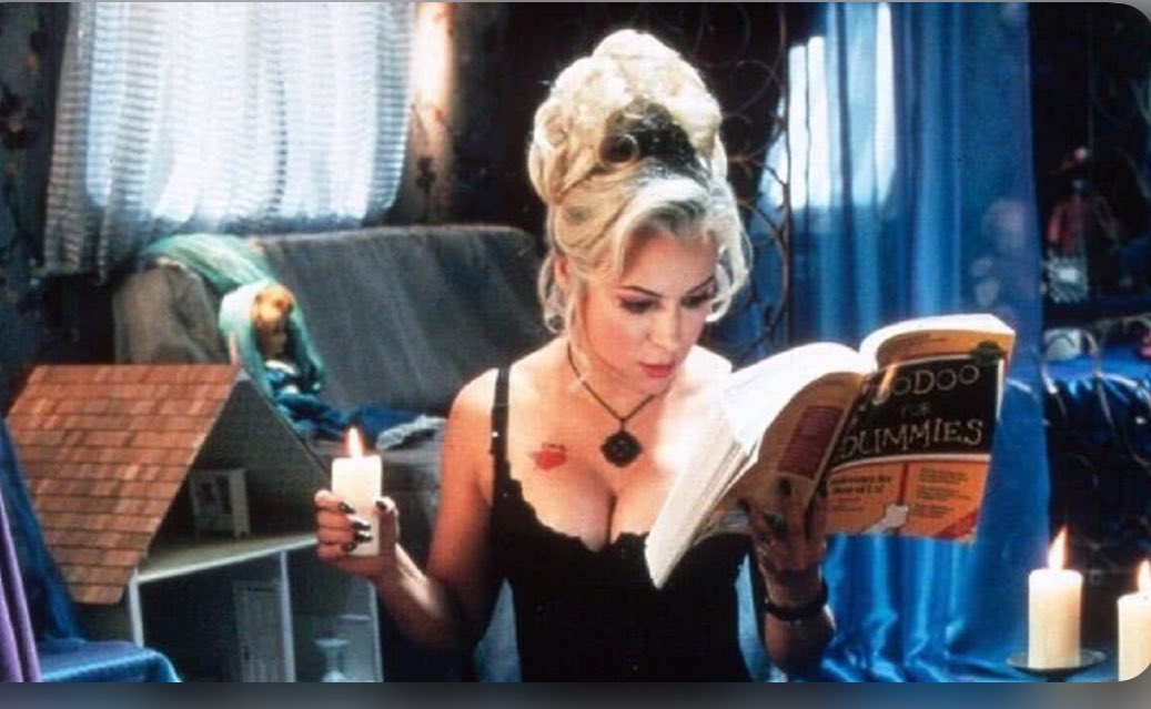 『チャッキーの花嫁』では、魂を人間の宿主に移植するブードゥー呪文が217ページに登場します。この呪文は、ハイチのブードゥー教におけるロア(精霊)であるダンバラへの祈りでした。ダンバラ・ウェドは、妻のアイダと共に虹となってハイチの上空に現れる