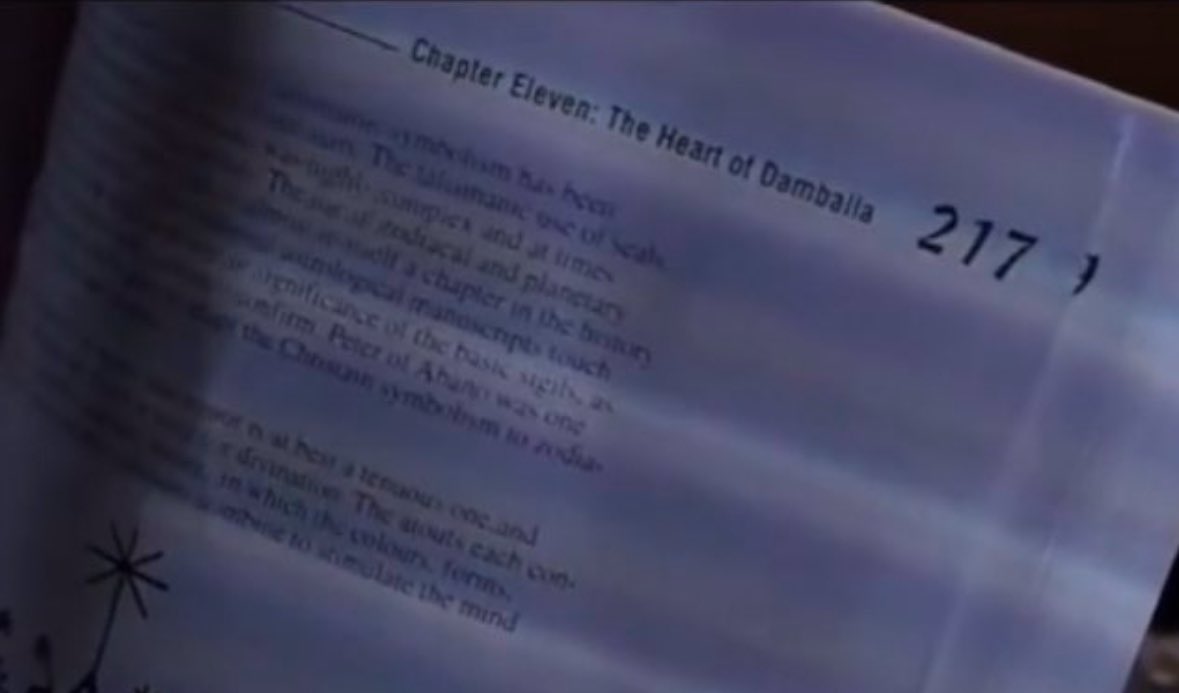 『チャッキーの花嫁』では、魂を人間の宿主に移植するブードゥー呪文が217ページに登場します。この呪文は、ハイチのブードゥー教におけるロア(精霊)であるダンバラへの祈りでした。ダンバラ・ウェドは、妻のアイダと共に虹となってハイチの上空に現れる