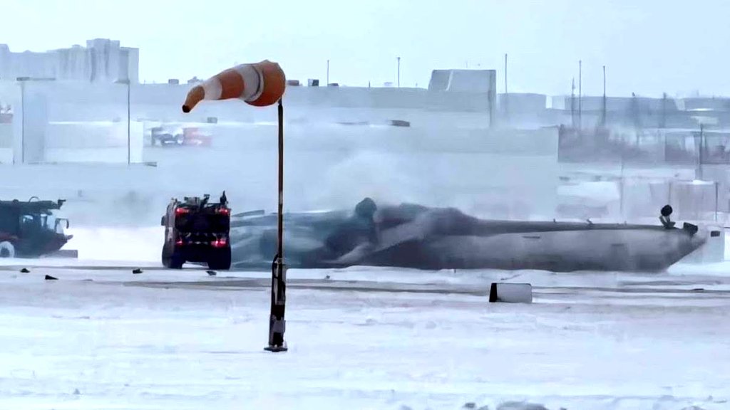 ivancp25's tweet image. #AccidenteAéreo hace pocos minutos, de reactor de pasajeros #Bombardier #CRJ900 (N932XJ) de #DeltaConnection, vuelo #DL4819, operado por #EndeavorAir. Ha sufrido colisión contra el terreno al aterrizar en el Aeropuerto Internacional de #TorontoPearson (YYZ) #Ontario #Canadá 🇨🇦 ➡️