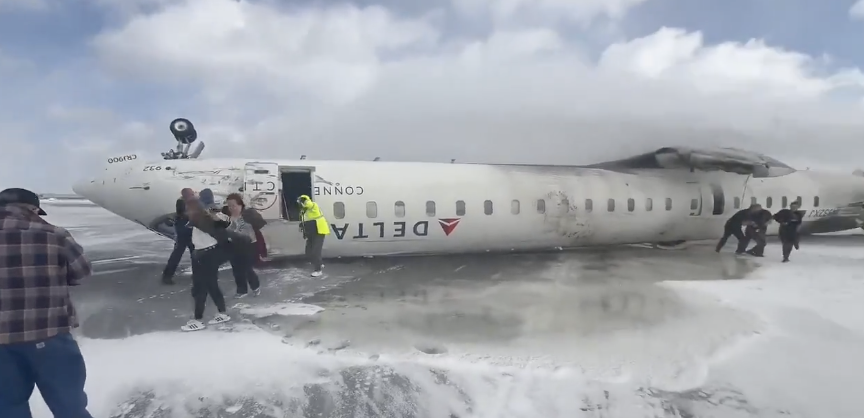 petemuntean's tweet photo. BREAKING: ***ALL PASSENGERS AND CREW ACCOUNTED FOR*** at Toronto Pearson International Airport after #DL4819 operated by Endeavor crashed while landing on runway 23. All runways at YYZ are now closed. https://t.co/5Oprls6DS9