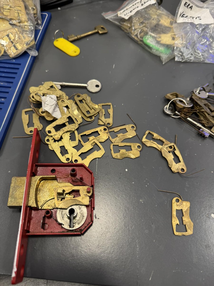 PSMLocks's tweet image. Some old school locksmithing. This job involves changing the levers and keys. This ensures the customer can keep the old lock but changing internals in effect changes the key.
