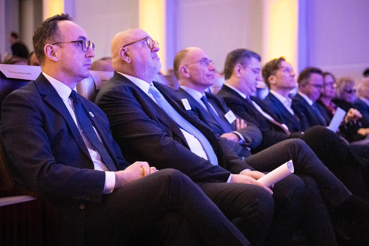 Europejska Nagroda Kolejowa 🇪🇺

📍W Brukseli uczestniczyłem w ceremonii wręczenia 18. Europejskiej Nagrody Kolejowej, która od 2007 roku wyróżnia przedsiębiorstwa kolejowe za ich wkład w rozwój transportu.

🚄Kolej to standard dla pokoleń Europejczyków. Naszym wspólnym celem jest